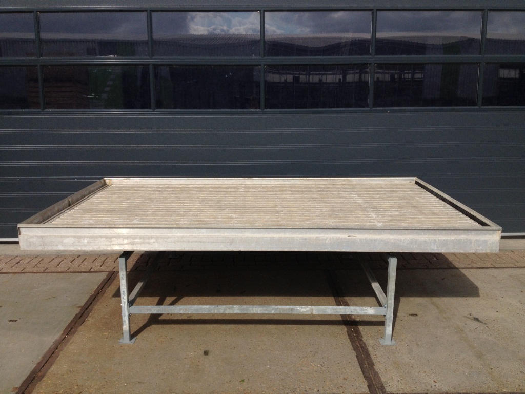 Benches 3.040×1.750 mm. 1