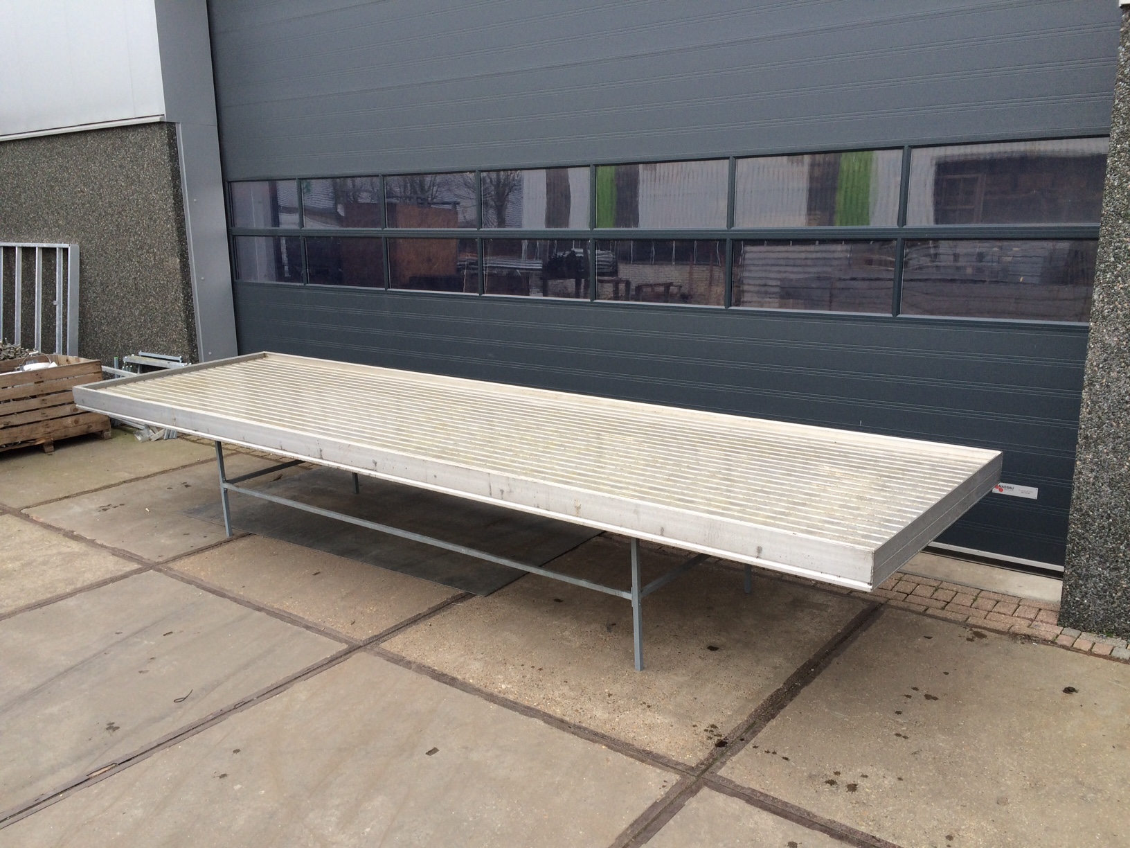 Benches 6.030 mm. x 1.640 mm (3)